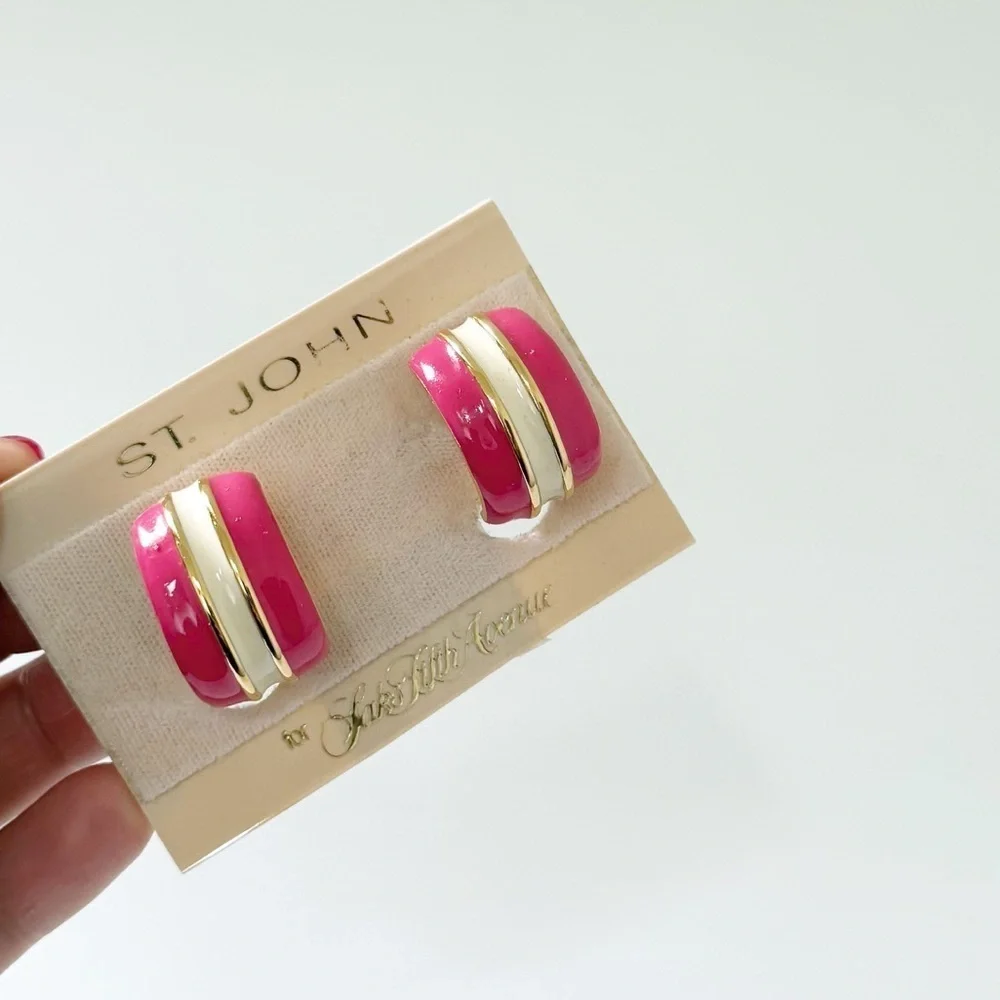 St. John chic clip